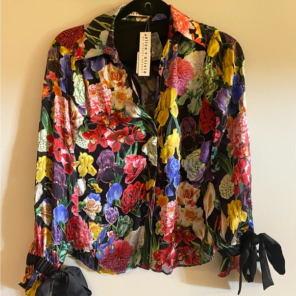 Alice and Olivia
Randa Tied Blouson-Sleeve Button-Front
Blouse - Picture 2 of 9